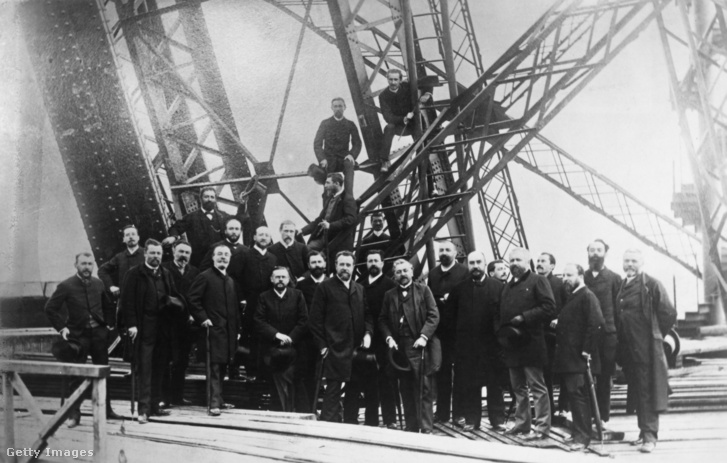 Gustave Eiffel a Societe Centrale des Architects tagjai között az Eiffel-torony első emeleti lépcsőfordulóján 1888. június 16-án