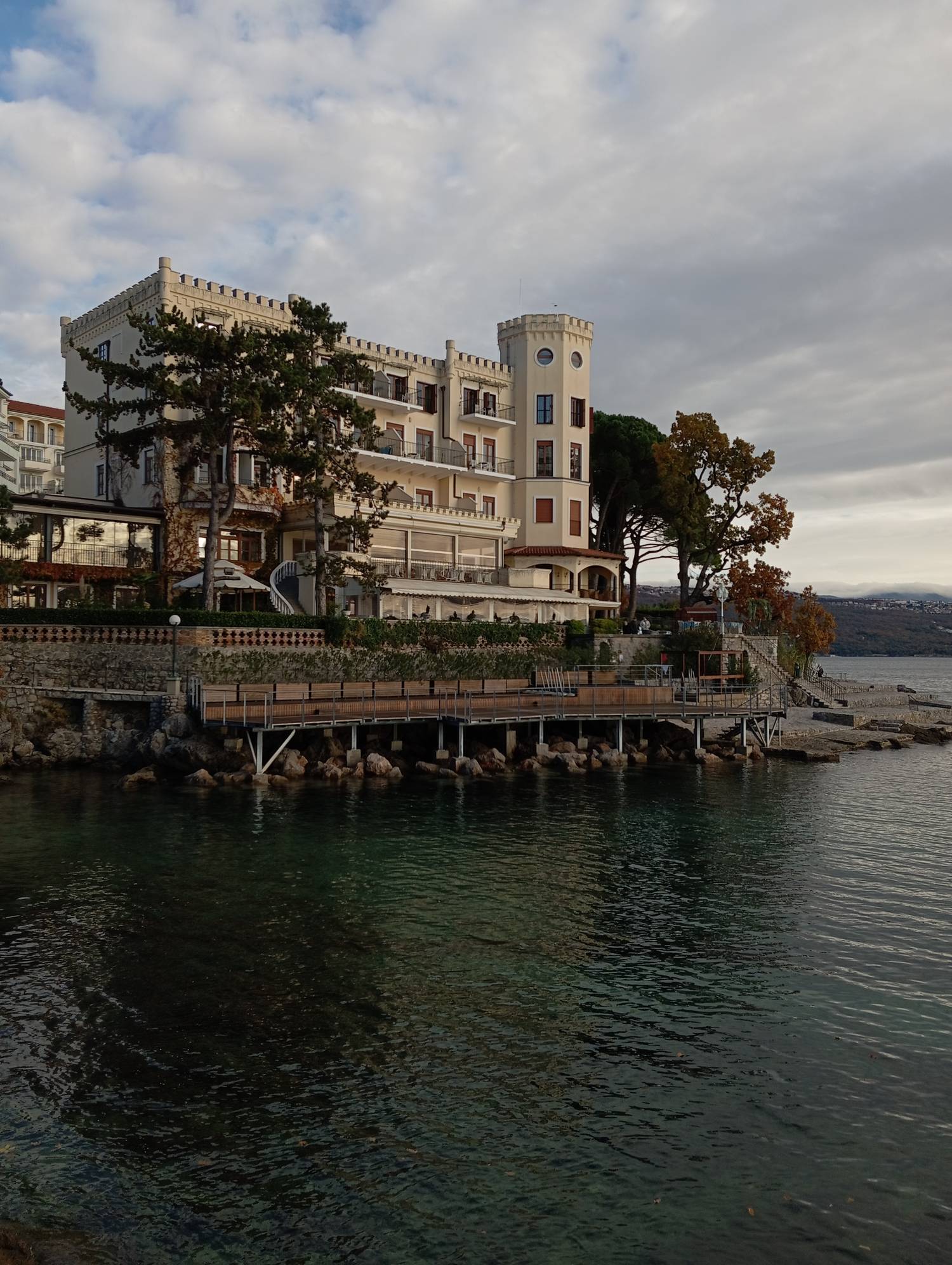 A MiraMar Hotel. Nézd végig a képeket, hogy láthasd kívül-belül!
