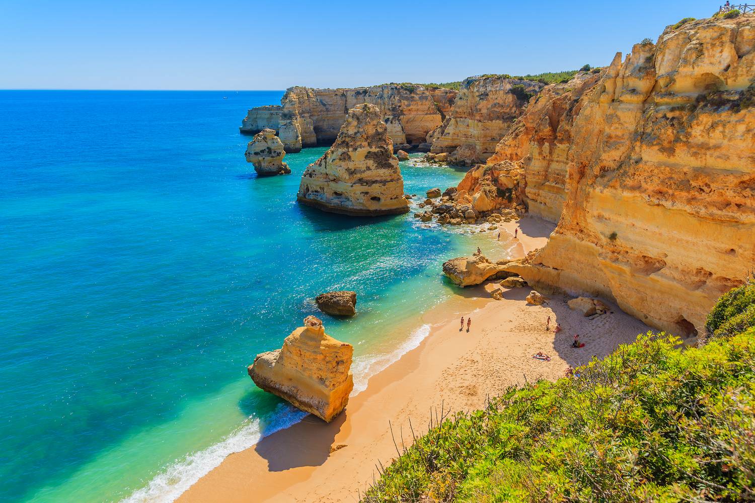 Portugália Algarve régiója télen is vonzó úti cél, mivel az időjárás enyhe, a napsütéses órák száma pedig magas az évszakhoz képest. A nyári tömegek ilyenkor eltűnnek, így a strandok, a városok és a természeti látnivalók is sokkal nyugodtabban fedezhetők fel.