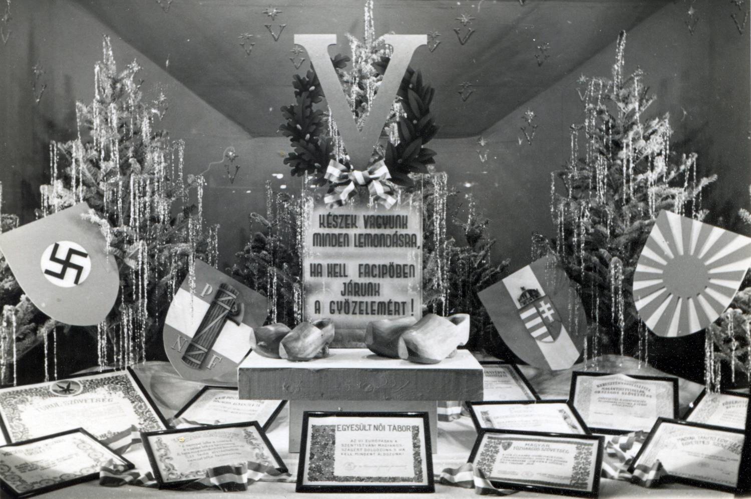 A propaganda sok mindent áthatott 1941-ben is, és bár még nem történt annyi szörnyűség, mint 1944-ben, ez már a holokauszt előestéjét jelentette. A képen a budapesti Nagykovácsy Üzletház karácsonyi kirakata látható.