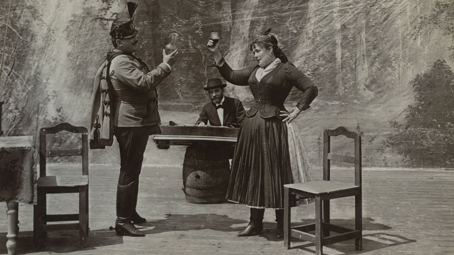 Jelenet A táncz című filmből, jobb oldalon Blaha Lujza