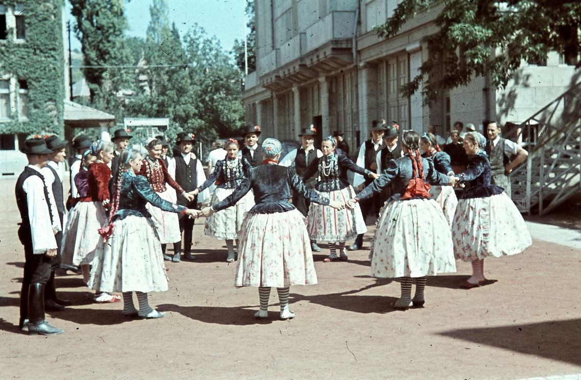 A Sári bíró című film statisztái a Pasaréti úton (1943)