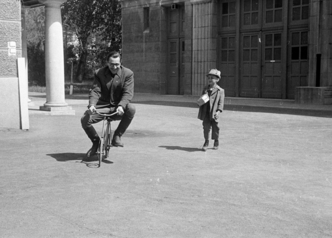 A filmgyár pasaréti telepének udvara, a műtermek előtt (1952)