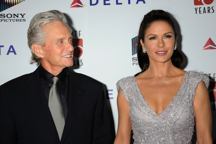 Michael Douglas és Catherine Zeta-JonesMichael Douglas azonnal beleszeretett feleségébe, Catherine Zeta-Jonesba&nbsp; Sőt, amikor először találkozott vele a Deauville-i Filmfesztiválon, azt mondta neki, hogy ő lesz a jövőbeli gyermekeinek apja – és végül igaza lett!