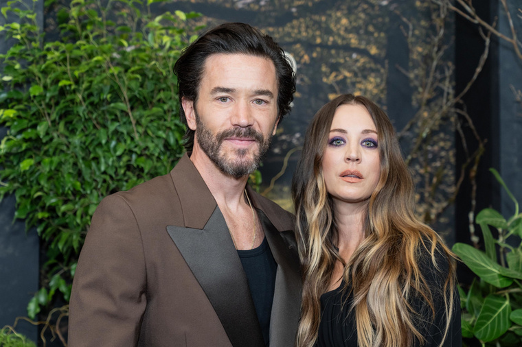 Kaley Cuoco és Tom Pelphrey&nbsp;Kaley Cuoco egy Ozark premieren találkozott először Tom Pelphrey színésszel, saját bevallása szerint pedig szerelem volt első látásra