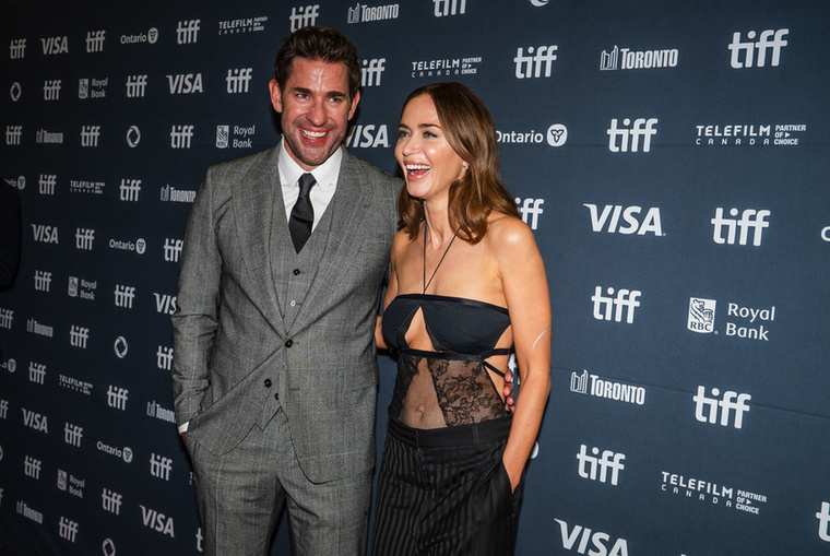 Emily Blunt és John KrasinskiEmily Bluntnak és John Krasinskinek nem kellett sok idő, hogy rájöjjenek, egymásnak teremtették őket
