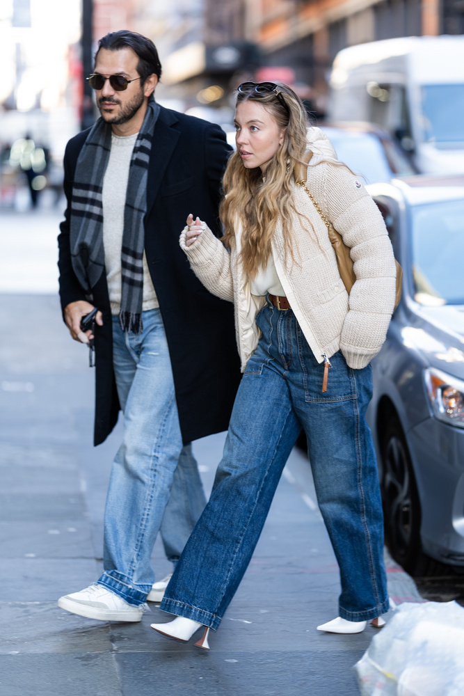 Sydney Sweeney és Jonathan DavinoSydney Sweeney és vőlegénye, Jonathan Davino 2025 elején szakítottak több év együttjárás és eljegyzés után