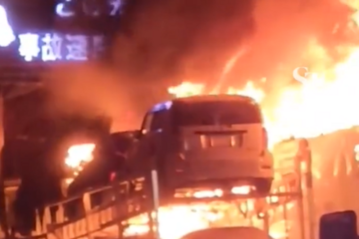 Tömegbaleset Japánban, több mint 50 jármű ütközött össze, lángokba borult az országút