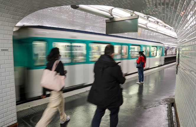 Késes támadás történt a párizsi metróban, több nő is megsérült