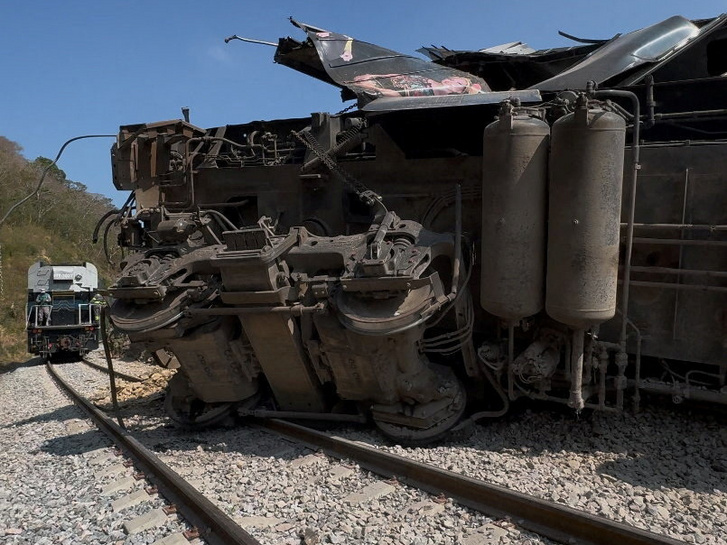 A kisiklott vonat Nizanda közelében, Mexikóban 2025. december 28-án