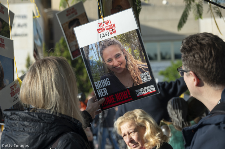 Egy Romi Gogent ábrázoló tábla Emily Damari, Romi Gonen és Doron Steinbrecher szabadon bocsátásának napján 2025. január 19-én Tel-Avivban, Izraelben