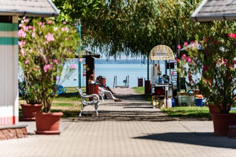 Egy hétre bezár a Wesselényi strand Almádiban, új fesztivál érkezik a Balatonra