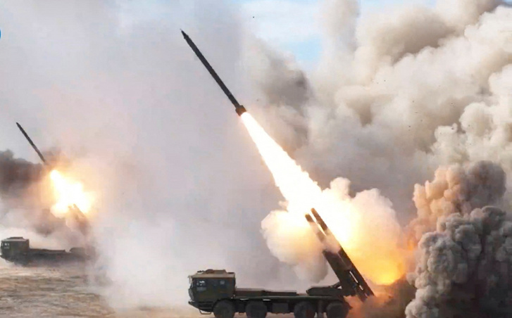 A szárazföldi erők katonai eszközökkel nagy hatótávolságú éleslövészeti gyakorlaton vesznek részt, amely Tajvan déli vizeit célozza 2025. december 30-án