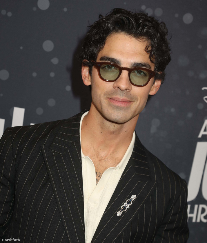 Joe Jonas&nbsp;Joe Jonas nem titkolja, hogy többször is randizott már rajongóval, sőt egyszer arról is beszélt, hogy elment moziba az egyik fanjával, majd végig csókolóztak.&nbsp;