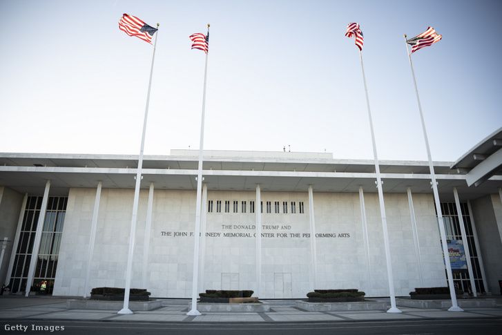 A Kennedy Center, miután Donald Trump elnök nevét hozzáadták az intézményhez Washington DC-ben 2025. december 29-én