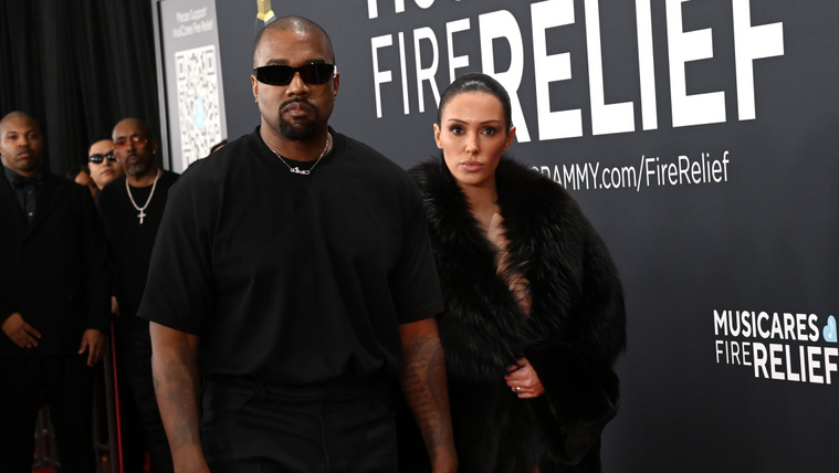 Kanye West felesége feminista luxusbútorokat és hüvelytükör ihlette ékszereket tervezett