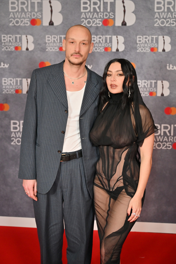 Charli XCX és George DanielCharli XCX három év együttlét után július 19-én házasodott össze a The 1975 dobosával, George Daniel-lel