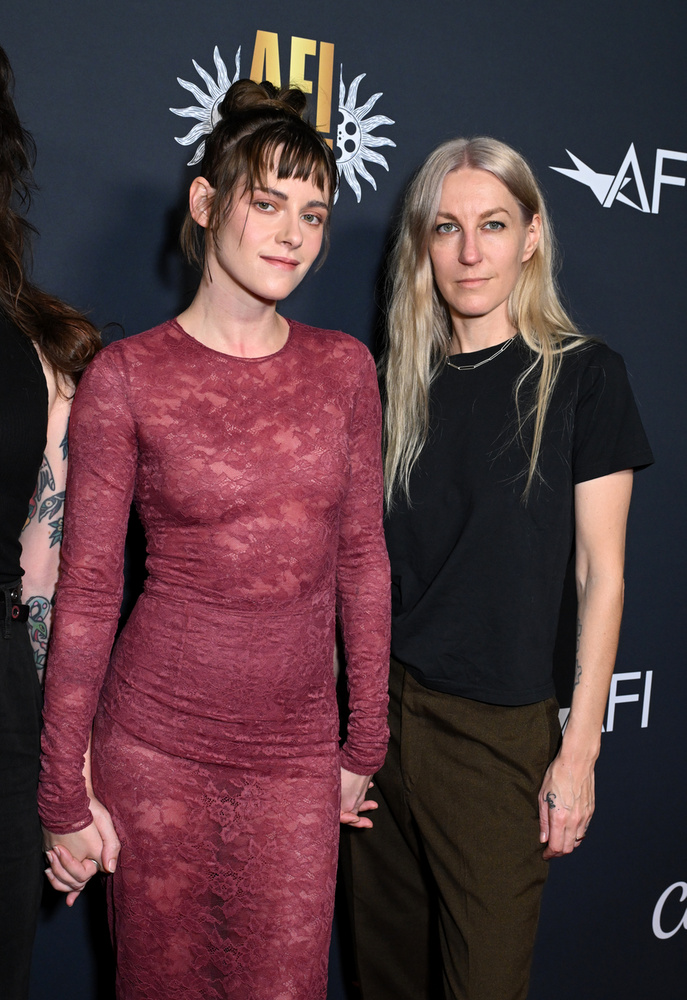 Kristen Stewart és Dylan MeyerKristen Stewart április 20-án vette feleségül Dylan Meyert a Los Angeles-i otthonukban