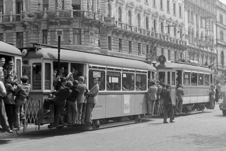 Majdnem betiltották őket, tujáztunk és blicceltünk rajtuk – Így villamosoztunk régen