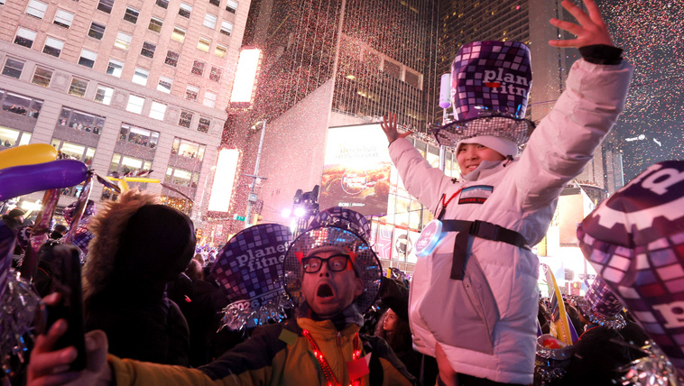 Tűzijáték, csók, utcabál – így köszöntötte a világ az újévet