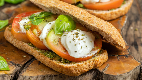 Laktató, isteni vega szendvics: paradicsom, sajt és pesztó dobja fel