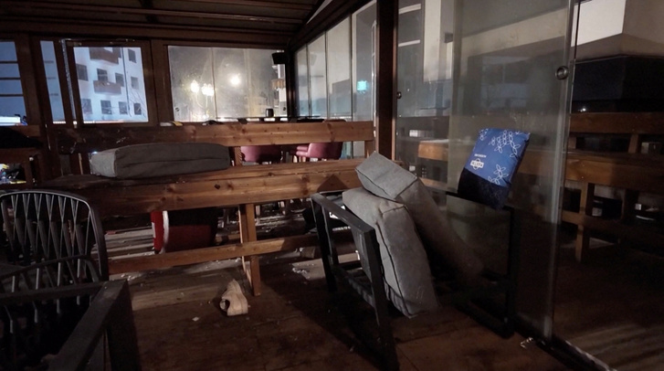 A robbanás és tűz helyszíne a Le Constellation bárban 2026. január 1-jén