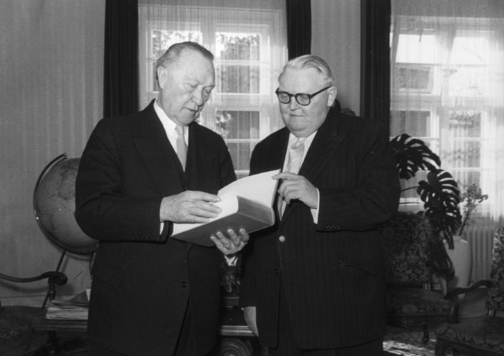 Konrad Adenauer és Ludwig Erhard gazdasági miniszter 1956-ban