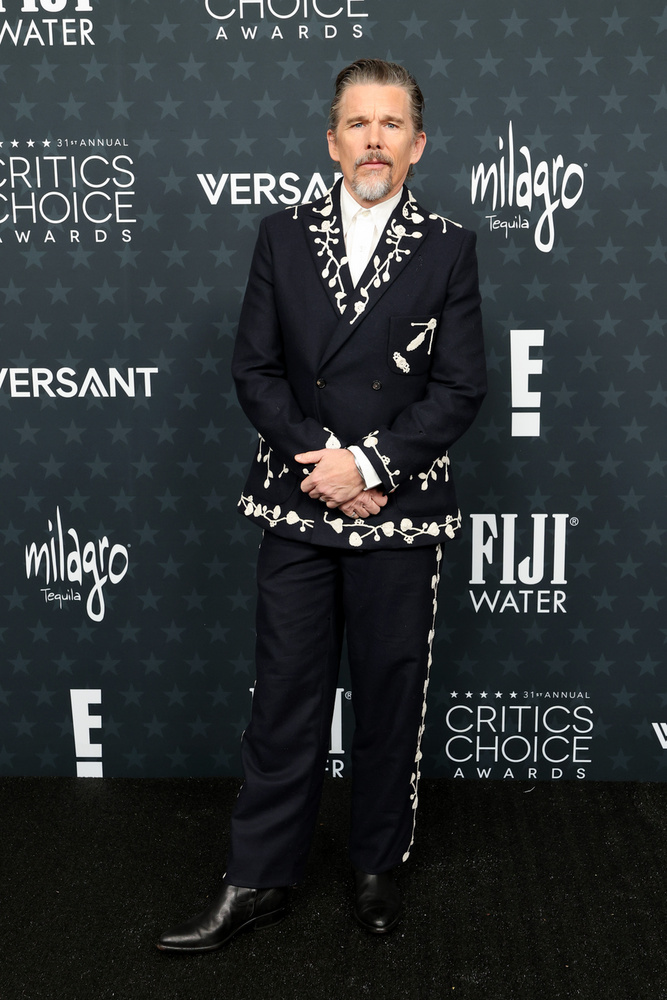 Ethan Hawke fekete öltönyét a rajta lévő fehér minták tették különlegessé.