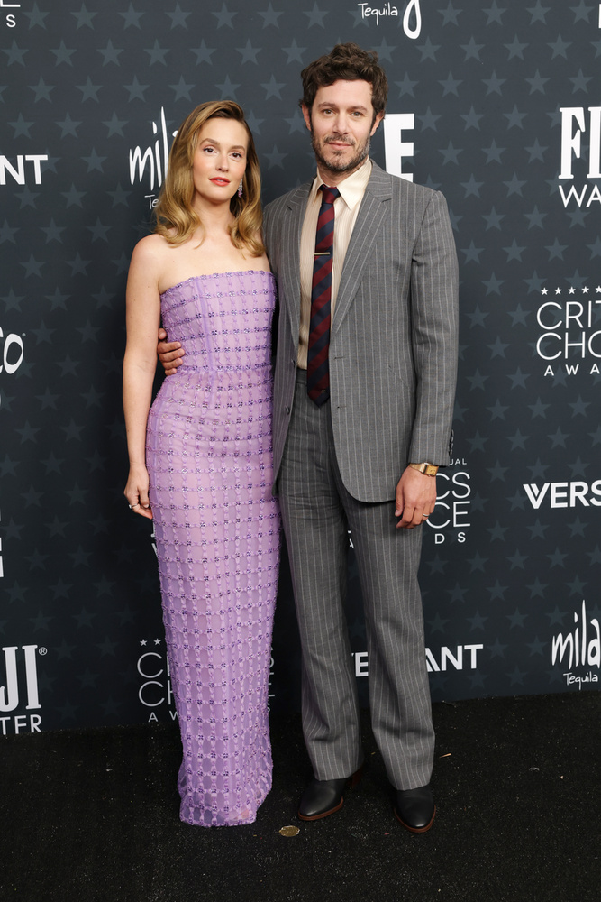 Leighton Meester és Adam Brody egymás oldalán léptek a vörös szőnyegre, ahol láthatóan remekül érezték magukat.