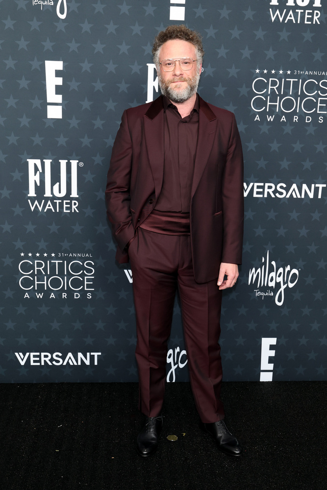 Seth Rogen humorista-színész egy bordó öltönyben lépett a kamerák elé.