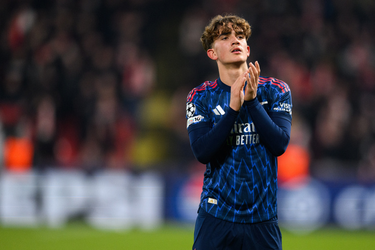 Max Dowman tapsolja meg az Arsenal-szurkolókat a Slavia Praha elleni idegenbeli, 3–0-ra megnyert Bajnokok Ligája-mérkőzés után 2025. november 4-én