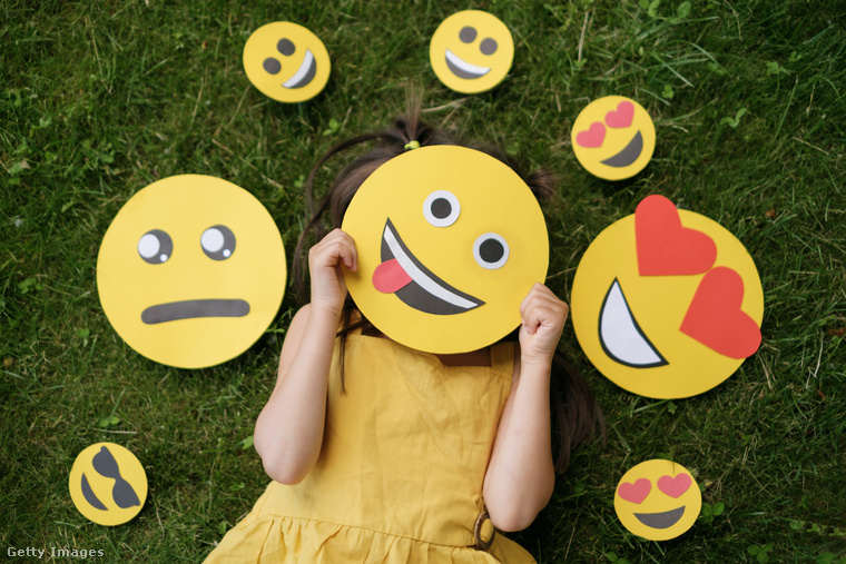 A szülők gyakran a gyerekek arcát egy-egy emojival vagy valamilyen mintával takarják ki, ha posztolni szeretnének róluk képeket. (Illusztráció: Getty Images)