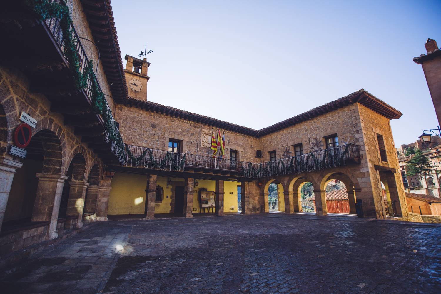 Albarracín városházának épülete. A felső szinten Albarracín címere látható.