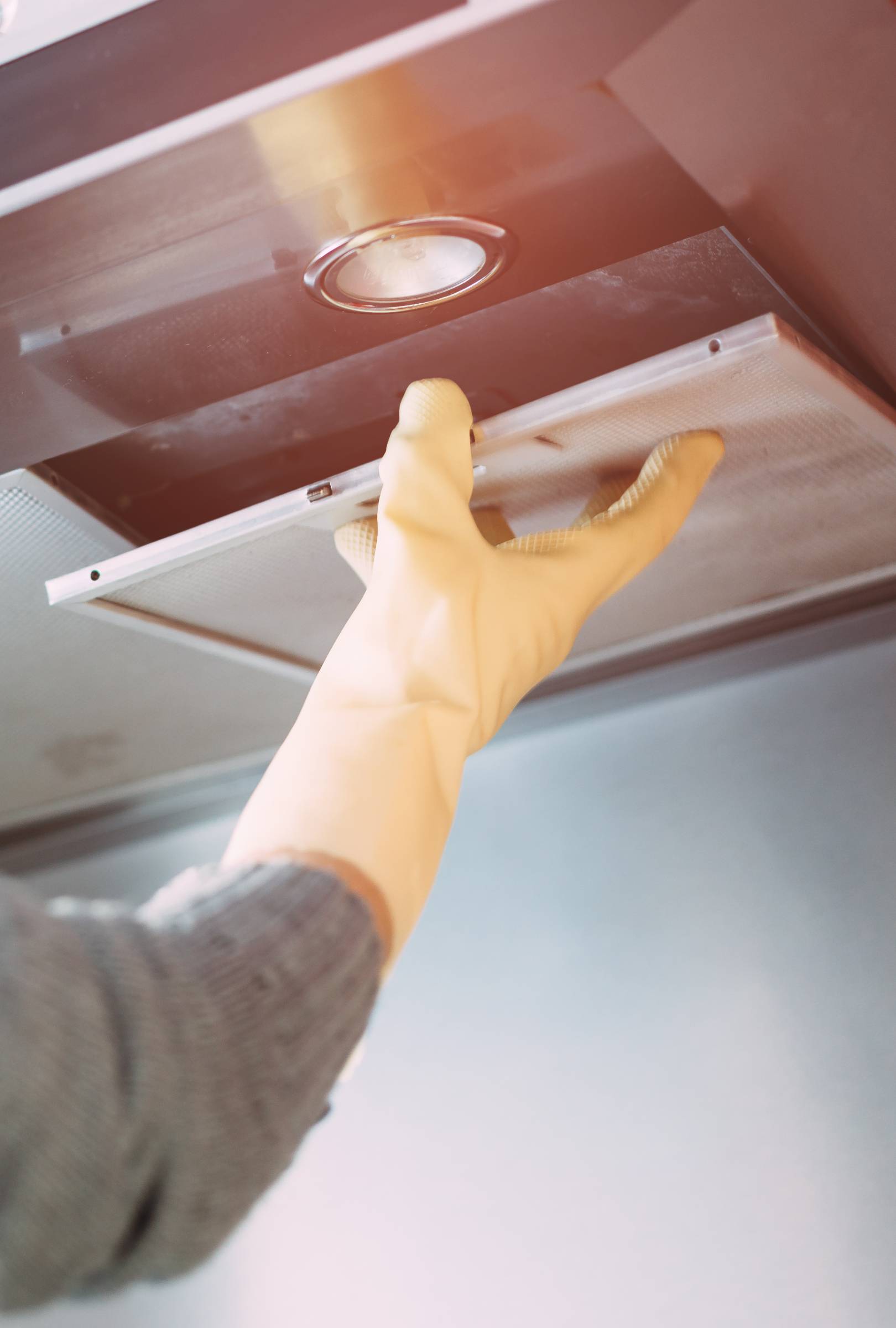 Az elszívó szűrőjének tisztítása vagy akár cserélje is időszerű lehet, ha sokat főzöl a konyhában.