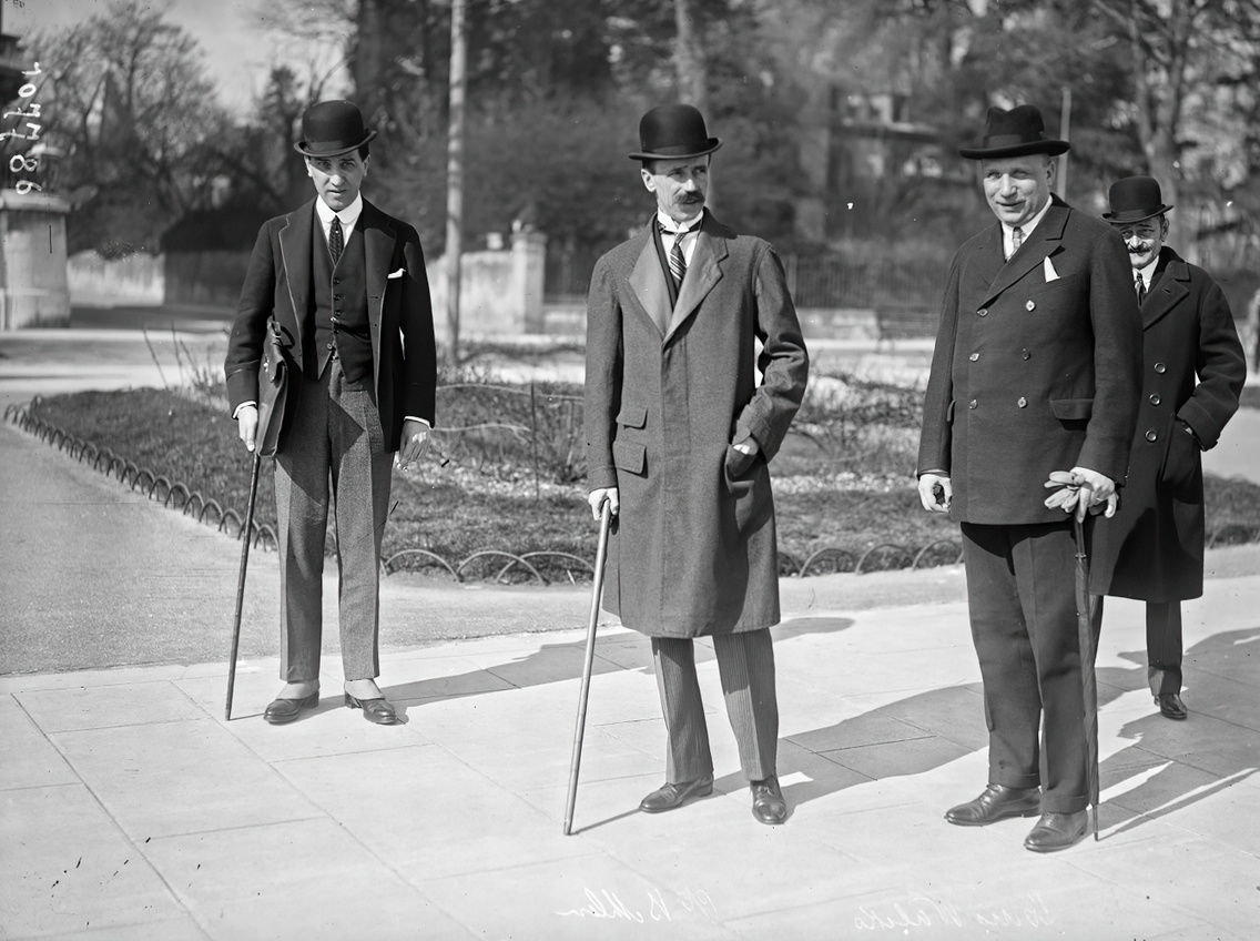 Bal oldalon Barcza György, a Külügyminisztérium politikai osztályának vezetője, jobbra Walko Lajos külügyminiszter, középen pedig gróf Bethlen István miniszterelnök (1926)