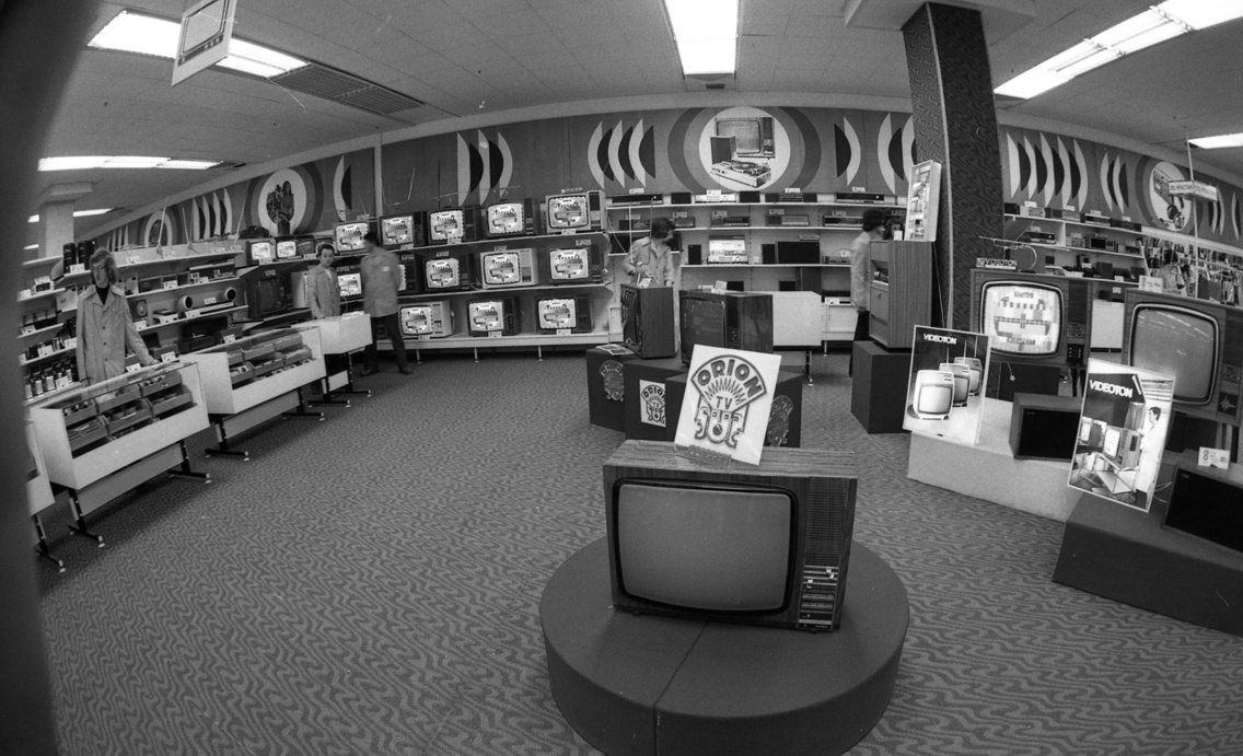 Október huszonharmadika (Schönherz Zoltán) utca, Skála Budapest Szövetkezeti Nagyáruház, a felvétel a megnyitáskor készült, 1976