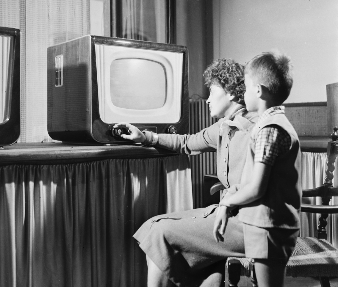 Kossuth Lajos utca 2/B, a KERAVILL-üzlet emeleti bemutatóterme. A MÉH (Melléktermék- és Hulladékgyűjtő Vállalat) jutalomsorsjátékának egyik nyereménye, Orion AT 501 típusú televízió, 1957