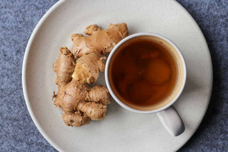 GyömbérteaNéhány szelet friss gyömbérből készült tea igazi klasszikus megfázás idején