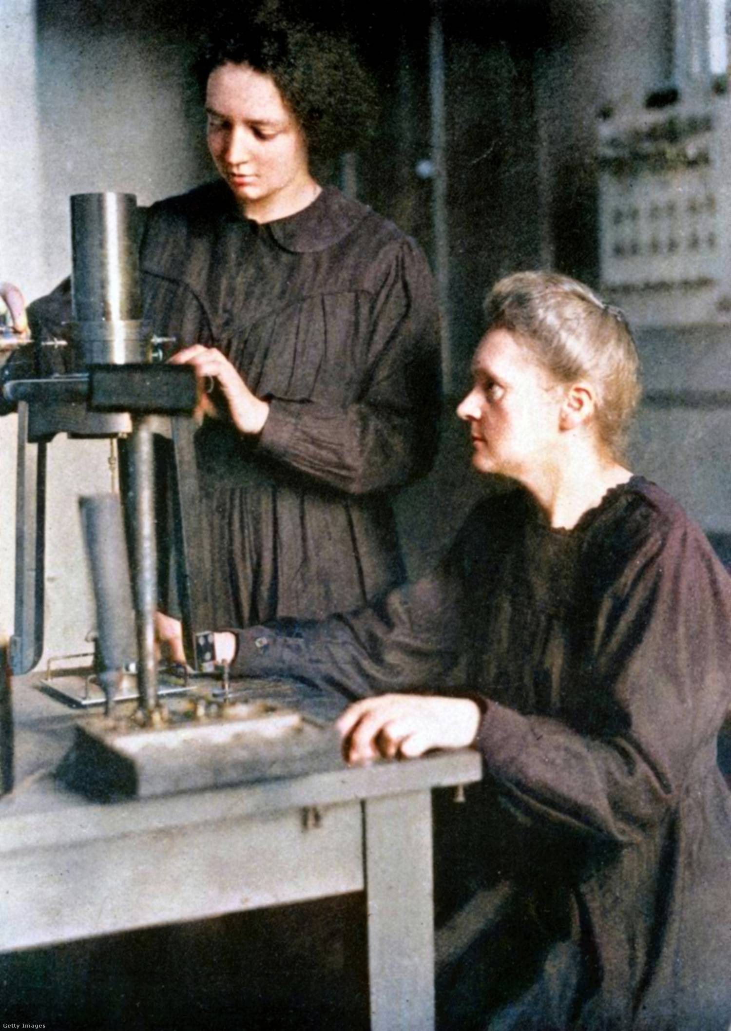 Irène és anyja, Marie Curie munka közben