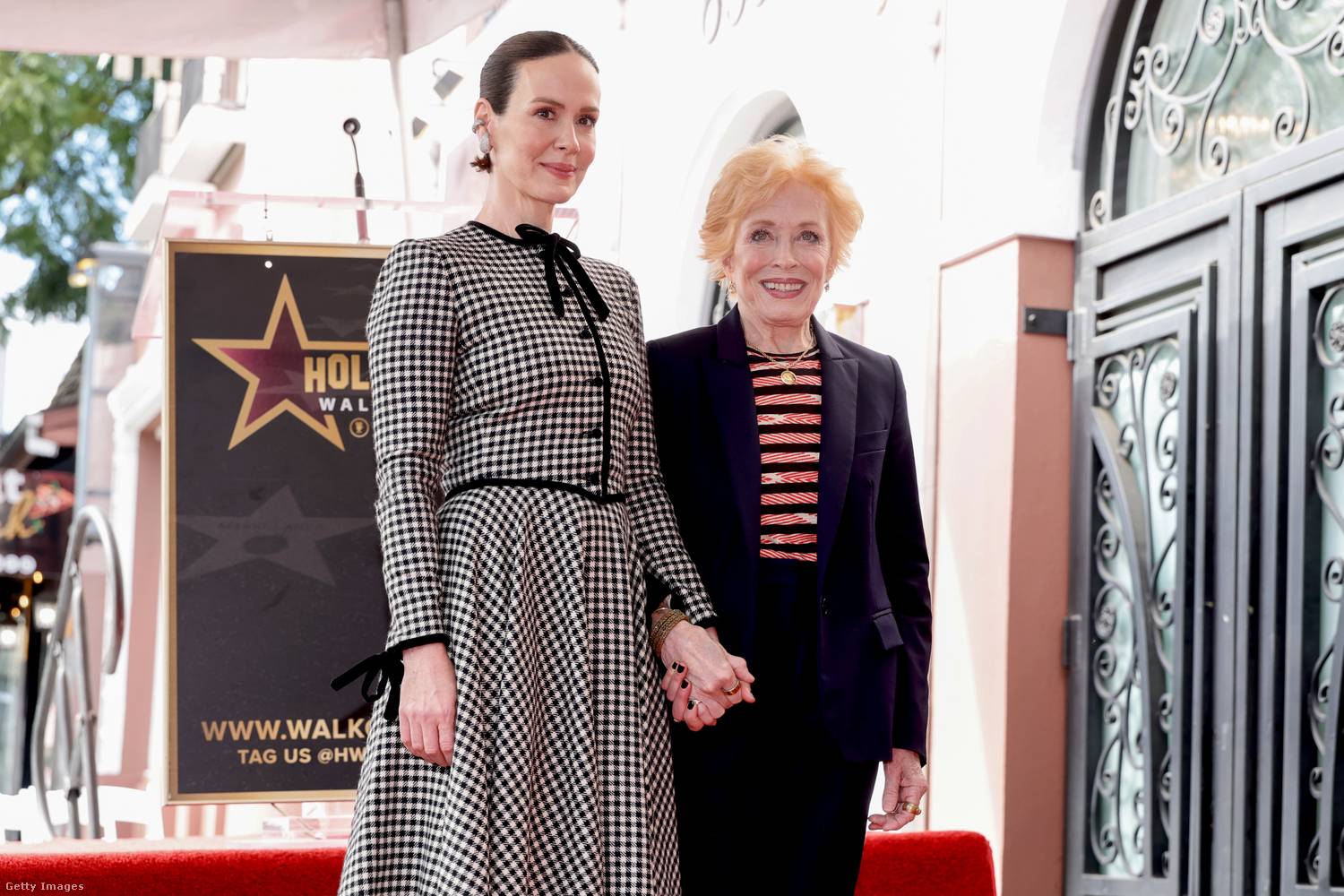 Holland Taylor és Sarah Paulson kapcsolata immár több mint egy évtizede tart, 2015-ben vált nyilvánossá. Nemcsak a nagy korkülönbség, de az egynemű kapcsolat miatt is felkapta őket a sajtó.