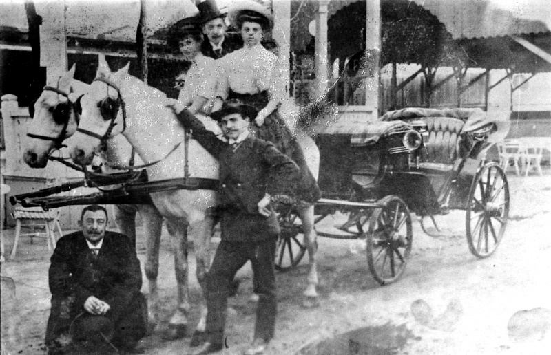 A bakon Carola Cecília és Hédidédi, köztük cilinderben Krúdy Gyula