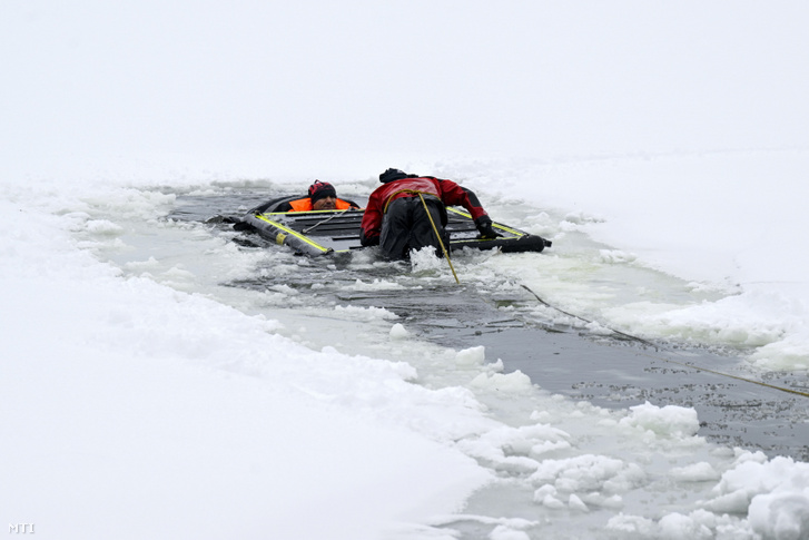 A Fővárosi Katasztrófavédelmi Igazgatóság tűzoltó búvárszolgálatának jégről mentési gyakorlata a XVI. kerületi Naplás-tavon 2026. január 7-én