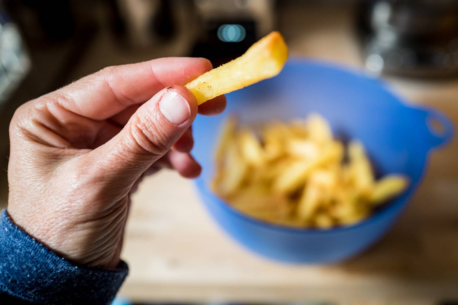 A csucsorfélék, mint például a burgonya, a paradicsom, a padlizsán, a paprika vagy a goji bogyó glikoalkaloidokat termelnek, amelyek eredetileg a kártevők elpusztítására szolgálnak, de az emberi sejtekre is mérgezőek lehetnek. Ezek az anyagok gátolják az acetilkolin-észteráz nevű enzimet, ami az arra érzékenyeknél az idegrendszer túlstimulálásához vezethet.