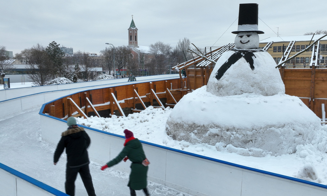 csepeli-jégpark-hóember-611657380 1989387128600939 1491766980902