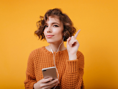 Kamala Harris szerint a vezetékes fülhallgató biztonságosabb / Fotó: Freepik