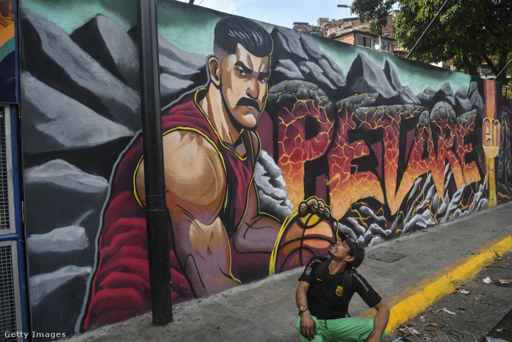 Egy férfi nézi a Nicolás Maduro tiszteletére festett falfestményt 2026. január 7-én Caracasban, Venezuelában