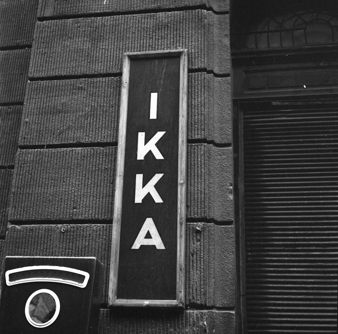 A Tüköry utca 4. számú sarokház Széchenyi utcai oldala. IKKA (IBUSZ Külföldi Kereskedelmi Akció) bolt, 1966