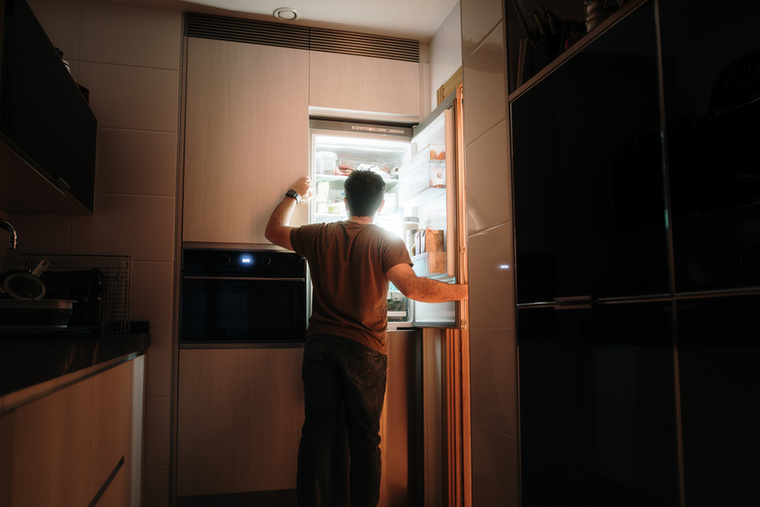 Éjszakai nassolásOlyan korban élünk, amikor az étel 24/7 elérhető, így nagyon könnyű éjszakába nyúlóan nassolni