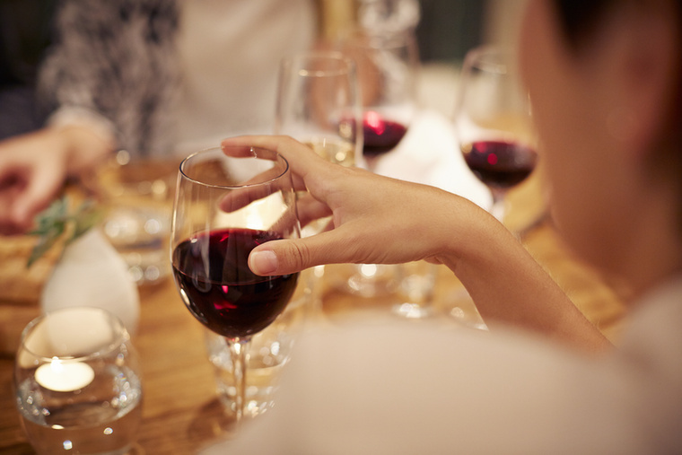 Túlzott alkoholfogyasztásBár egy alkalmi pohár bor vagy koktél általában ártalmatlan, a túlzott alkoholfogyasztás problémát okozhat a szívnek, mivel növelheti a magas vérnyomás esélyét