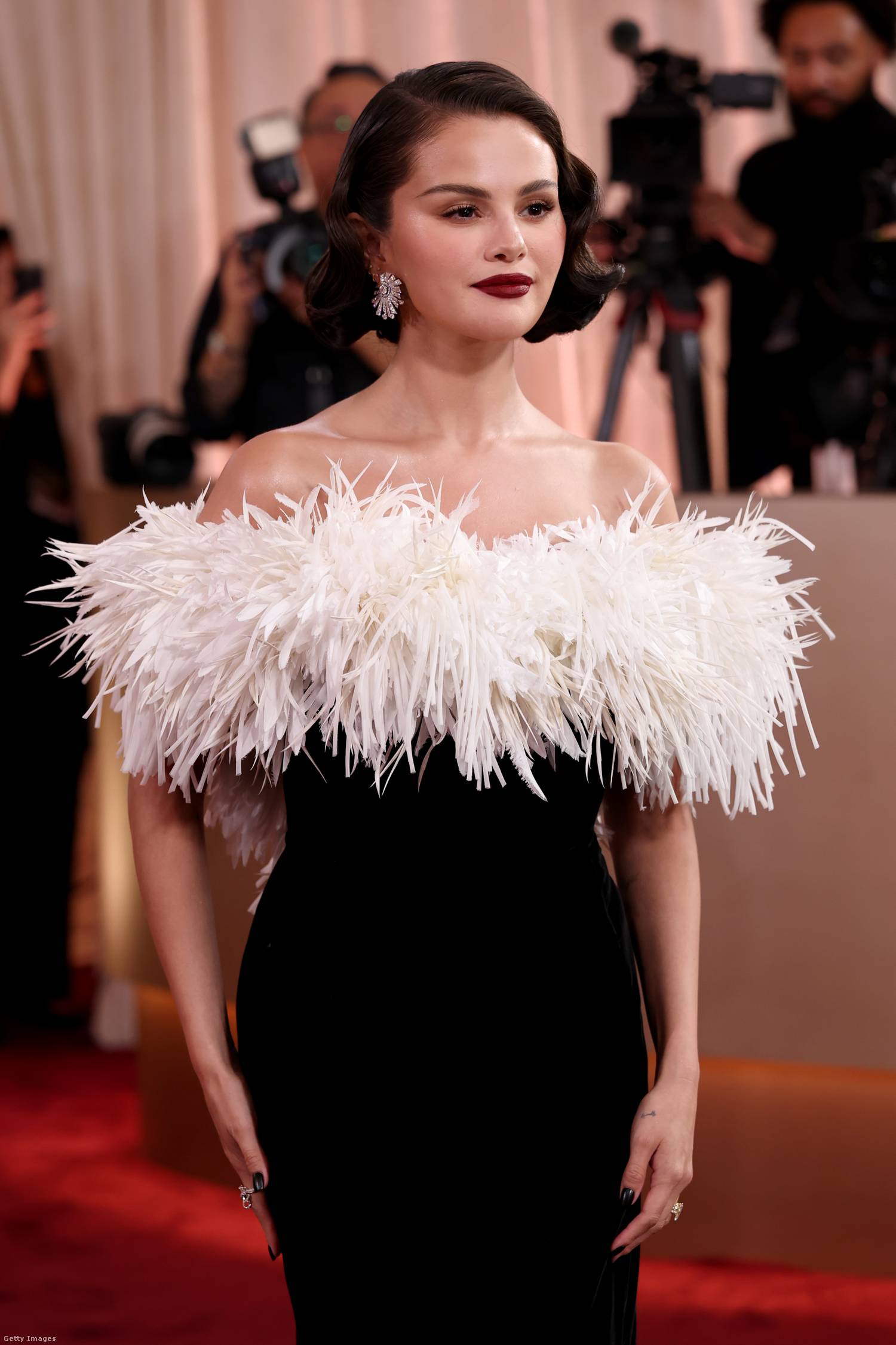 Selena Gomez estélyi ruhája és frizurája egyaránt az old hollywoodi stílust tükrözi. Az elegáns lágy hullámok jól passzolnak a letisztult bobfazonhoz.